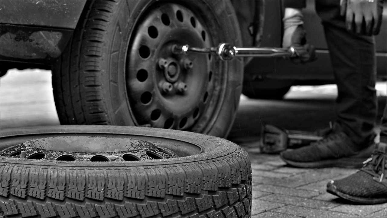 winter tires, nature, tire service, tire, automobile, tyres, car tire, rubber, security, tire profile, vehicles, snow, tire disposal, second hand, season, power, screws, nuts, man, rims, assembly, assemble, black-and-white, hands, tool