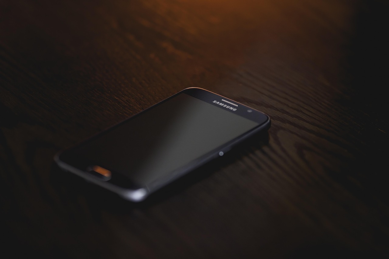 smartphone, dark, technology, galaxy, grain, phone, screen, android, samsung, wooden table, tech, s6, brown technology, brown phone, brown mobile, brown galaxy, brown tech, brown dark, brown smartphone, brown telephone, phone, android, samsung, samsung, samsung, samsung, samsung, tech, tech, tech, tech, tech
